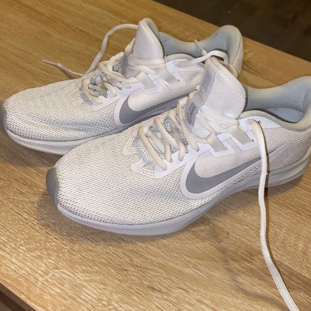 Women’s 7.5 Nike white running shoe